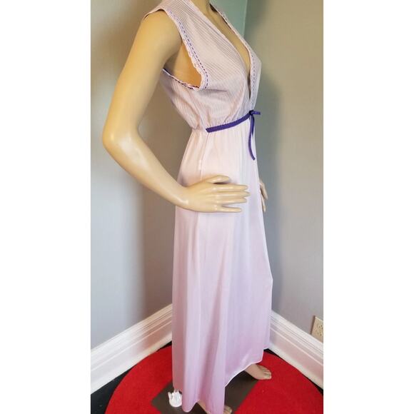 70s Vintage Glencraft Lavender Column Gown with a V-neck....down to there - M - Picture 4 of 7